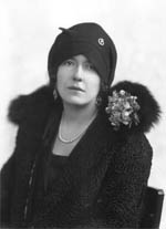 r: Mrs Wilhelm Backhaus, née Alma Herzberg (1886-1978); harpist