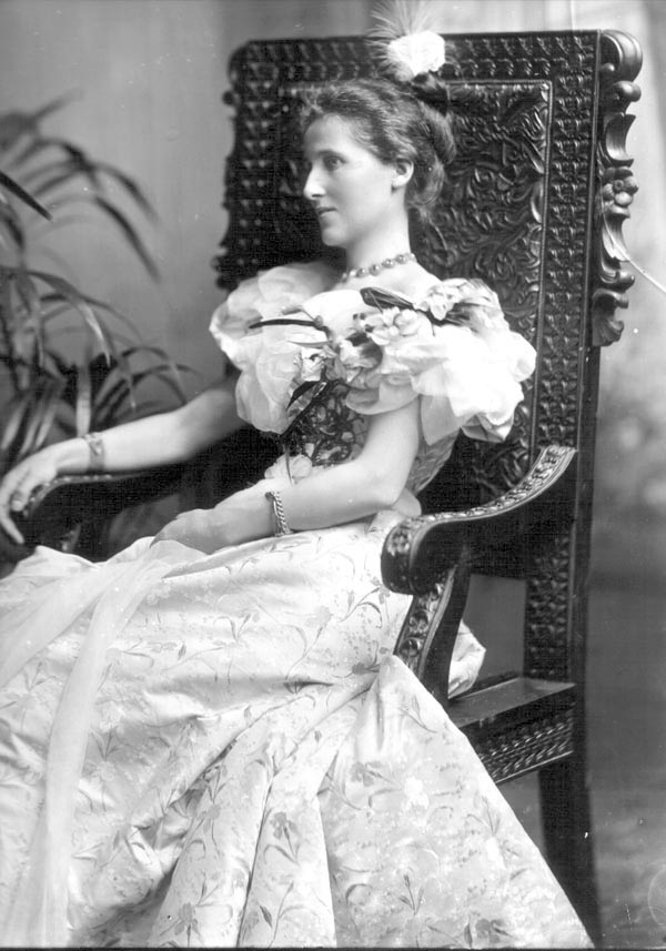 Alice Harriet, Lady Braddon, née Smith.