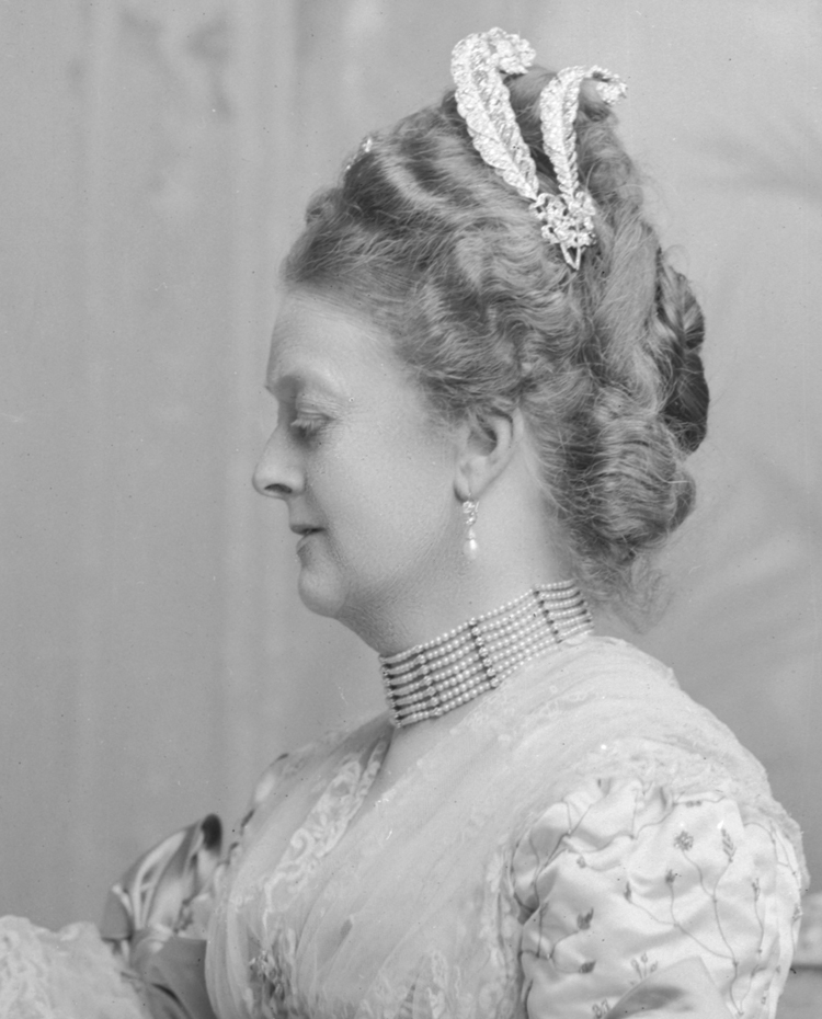 Richard George Penn Curzon-Howe, Viscount Curzon, later 4th Earl Howe (1861-1929); Conservative MP, 1885-1900; Treasurer of the Household, 1896-1900; Lord Chamberlain to Queen Alexandra, 1903-1925. Isabella, Countess Howe (d 1922), n&eacute;e Isabella Maria Katherine Anson; eldest daughter of Major-General Hon George Anson; m&nbsp;(1858) 3rd Earl Howe.